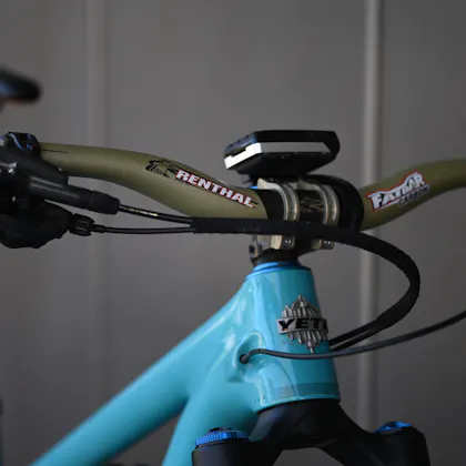 Renthal cockpit, Stages Head unit, Ergon Seat and grips on Shaun Neers 2020 Yeti SB150 Race Bike